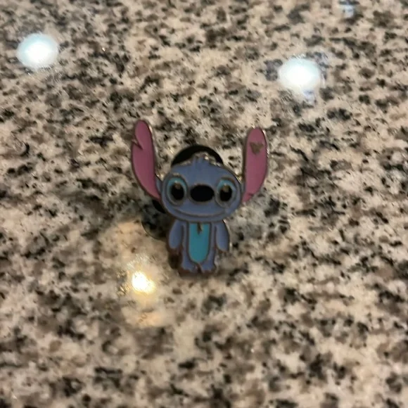 Disney pin - Picture 1 of 2